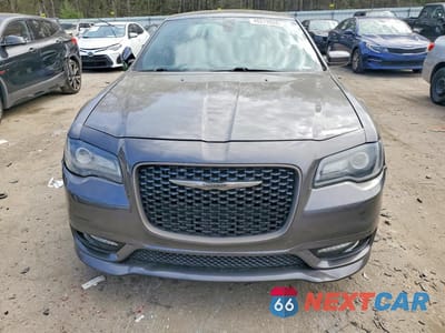 Piąte zdjęcie samochodu w środku: 2017 CHRYSLER 300 S VIN:2C3CCABG7HH661380 - miniatura