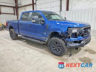 Czwarte zdjęcie samochodu z boku: 2023 FORD F150 SUPERCREW VIN:1FTFW1E51PKD05623 - miniatura