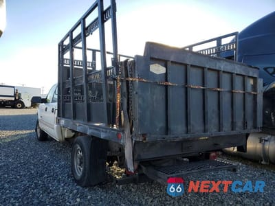 Drugie zdjęcie samochodu z przodu: 2004 CHEVROLET SILVERADO 2500 FLATBED TRUCK VIN:1GCHK23G84F158669 - miniatura