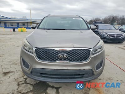 Piąte zdjęcie samochodu w środku: 2016 KIA SORENTO LX VIN:5XYPG4A3XGG076839 - miniatura