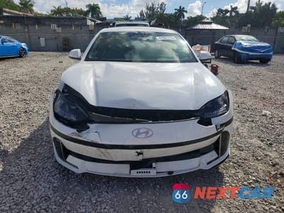 Piąte zdjęcie samochodu w środku: 2025 HYUNDAI IONIQ 6 SEL VIN:KMHM34AA9SA114708 - miniatura