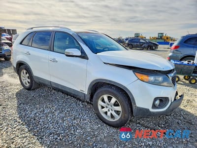 Czwarte zdjęcie samochodu z boku: 2013 KIA SORENTO LX VIN:5XYKTDA62DG331396 - miniatura
