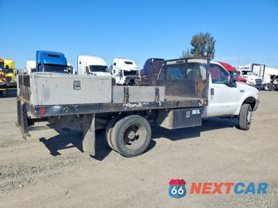 Trzecie zdjęcie samochodu z tyłu: 1999 FORD F450 SUPER DUTY FLATBED TRUCK VIN:3FDXF46S3XMA32540 - miniatura