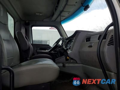 Piąte zdjęcie samochodu w środku: 2016 KENWORTH CONSTRUCTION T680 VIN:1XKYA48XXGJ496409 - miniatura