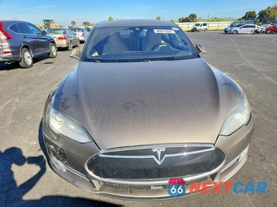 Piąte zdjęcie samochodu w środku: 2015 TESLA MODEL S VIN:5YJSA1E40FF114985 - miniatura
