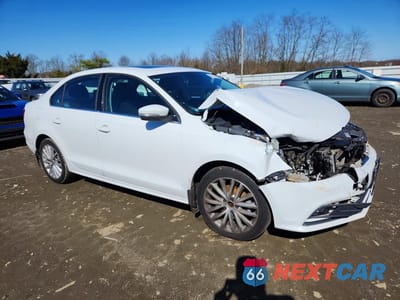 Czwarte zdjęcie samochodu z boku: 2015 VOLKSWAGEN JETTA SE VIN:3VWD17AJ5FM312378 - miniatura
