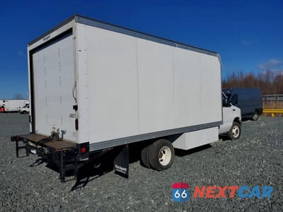 Trzecie zdjęcie samochodu z tyłu: 2021 FORD E450 BOX TRUCK VIN:1FDXE4FN4MDC28894 - miniatura