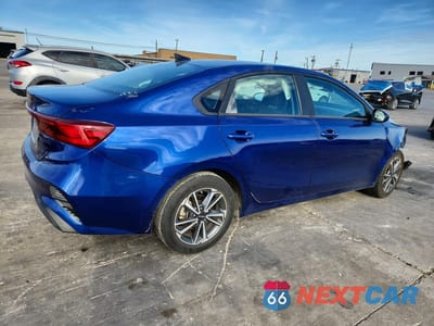Trzecie zdjęcie samochodu z tyłu: 2023 KIA FORTE LXS VIN:3KPF24AD5PE596348 - miniatura
