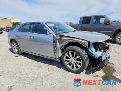 Czwarte zdjęcie samochodu z boku: 2016 CHRYSLER 300C VIN:2C3CCAKG9GH106428 - miniatura