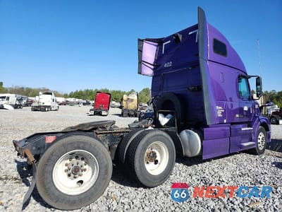Czwarte zdjęcie samochodu z boku: 2015 VOLVO VNL SEMI TRUCK VIN:4V4N99EH8FN178379 - miniatura