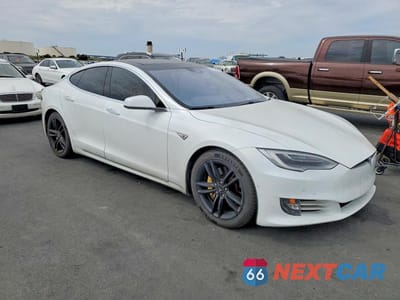 Czwarte zdjęcie samochodu z boku: 2016 TESLA MODEL S VIN:5YJSA1E18GF155873 - miniatura