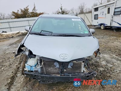 Piąte zdjęcie samochodu w środku: 2017 TOYOTA SIENNA LE VIN:5TDKZ3DC2HS833862 - miniatura