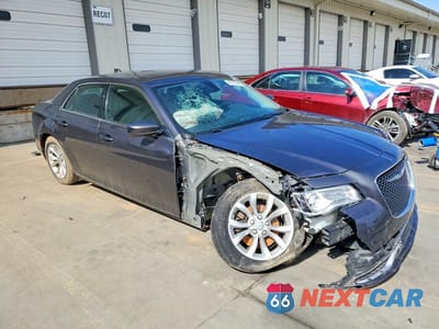 Czwarte zdjęcie samochodu z boku: 2015 CHRYSLER 300 LIMITED VIN:2C3CCAAG2FH813922 - miniatura