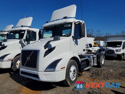 Drugie zdjęcie samochodu z przodu: 2019 VOLVO VNR - SEMI TRUCK VIN:4V4W19DF2KN221488 - miniatura