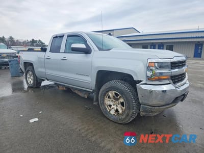 Czwarte zdjęcie samochodu z boku: 2018 CHEVROLET SILVERADO K1500 LT VIN:1GCVKREC4JZ179387 - miniatura