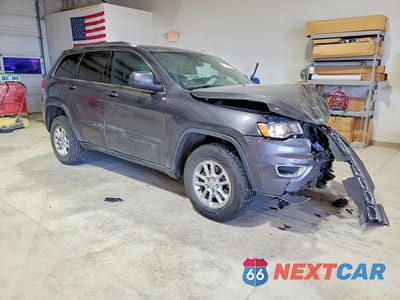 Czwarte zdjęcie samochodu z boku: 2018 JEEP GRAND CHEROKEE LAREDO VIN:1C4RJFAG8JC503827 - miniatura