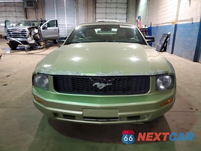 Piąte zdjęcie samochodu w środku: 2005 FORD MUSTANG VIN:1ZVFT84N055192808 - miniatura