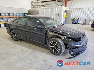 Czwarte zdjęcie samochodu z boku: 2024 VOLKSWAGEN JETTA SPORT VIN:3VWBM7BU0RM029172 - miniatura