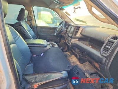 Piąte zdjęcie samochodu w środku: 2019 RAM 2500 TRADESMAN FLATBED TRUCK VIN:3C6UR5HL0KG612076 - miniatura