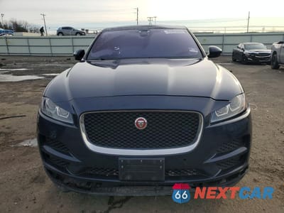 Piąte zdjęcie samochodu w środku: 2017 JAGUAR F-PACE PRESTIGE VIN:SADCK2BN0HA087565 - miniatura
