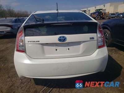 Zdjęcie 6 z 12 samochodu: 2015 TOYOTA PRIUS TWO VIN:JTDKN3DU2F0436396 - miniatura