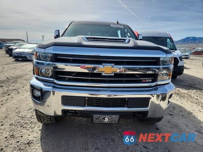 Piąte zdjęcie samochodu w środku: 2019 CHEVROLET SILVERADO K3500 LTZ VIN:1GC4KXCY4KF134631 - miniatura