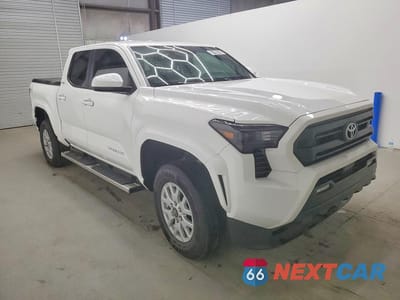 Czwarte zdjęcie samochodu z boku: 2025 TOYOTA TACOMA SR5 VIN:3TMLB5JN1SM161830 - miniatura