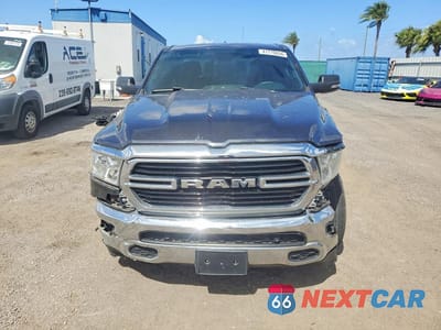 Piąte zdjęcie samochodu w środku: 2019 RAM 1500 BIG HORN VIN:1C6SRFBT5KN875595 - miniatura