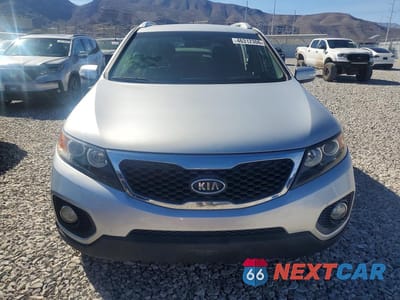 Piąte zdjęcie samochodu w środku: 2013 KIA SORENTO LX VIN:5XYKT3A6XDG410261 - miniatura