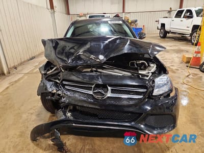 Piąte zdjęcie samochodu w środku: 2017 MERCEDES-BENZ C 300 4MATIC VIN:55SWF4KB7HU227583 - miniatura