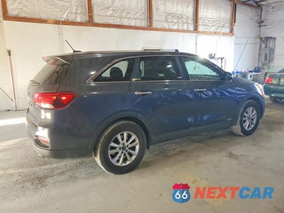 Trzecie zdjęcie samochodu z tyłu: 2019 KIA SORENTO LX V6 VIN:5XYPGDA56KG480800 - miniatura