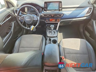 Zdjęcie 8 z 13 samochodu: 2023 KIA SELTOS S VIN:KNDEU2AAXP7374887 - miniatura