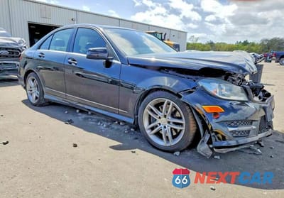 Czwarte zdjęcie samochodu z boku: 2013 MERCEDES-BENZ C 300 4MATIC VIN:WDDGF8AB1DR276349 - miniatura