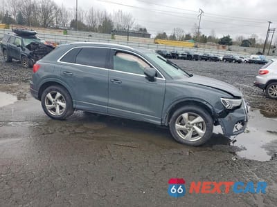 Czwarte zdjęcie samochodu z boku: 2020 AUDI Q3 PREMIUM PLUS VIN:WA1BECF33L1001987 - miniatura