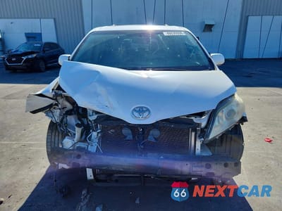 Piąte zdjęcie samochodu w środku: 2015 TOYOTA SIENNA XLE 8-PASSENGER VIN:5TDYK3DC3FS608975 - miniatura