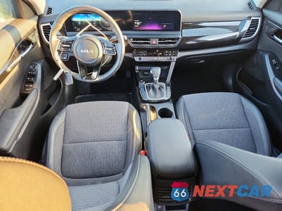 Zdjęcie 8 z 13 samochodu: 2024 KIA SELTOS S VIN:KNDEU2AA6R7657497 - miniatura