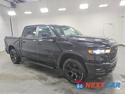 Czwarte zdjęcie samochodu z boku: 2025 RAM 1500 BIG HORN VIN:1C6RRFFG9SN538133 - miniatura