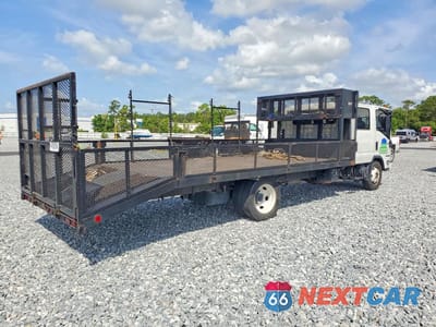 Trzecie zdjęcie samochodu z tyłu: 2021 ISUZU NPR HD CREW CAB FLATBED TRUCK VIN:54DC4J1D5MS206106 - miniatura