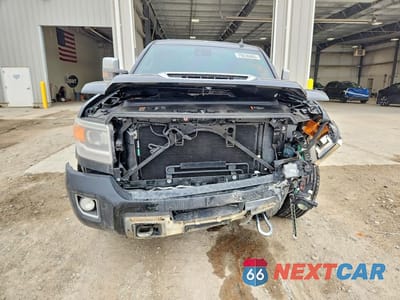 Piąte zdjęcie samochodu w środku: 2019 GMC SIERRA K2500 DENALI VIN:1GT12SEY2KF234777 - miniatura