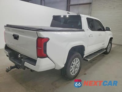 Trzecie zdjęcie samochodu z tyłu: 2025 TOYOTA TACOMA SR5 VIN:3TMLB5JN1SM161830 - miniatura