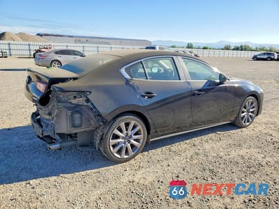 Trzecie zdjęcie samochodu z tyłu: 2021 MAZDA 3 SELECT VIN:JM1BPABL1M1337603 - miniatura
