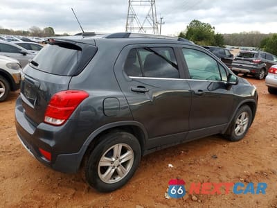 Trzecie zdjęcie samochodu z tyłu: 2020 CHEVROLET TRAX 1LT VIN:3GNCJLSB4LL238796 - miniatura