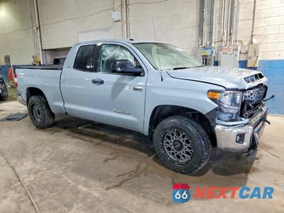 Czwarte zdjęcie samochodu z boku: 2018 TOYOTA TUNDRA SR5 VIN:5TFUW5F15JX717693 - miniatura
