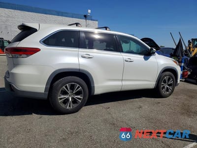 Trzecie zdjęcie samochodu z tyłu: 2018 TOYOTA HIGHLANDER LE VIN:5TDZARFH1JS034873 - miniatura