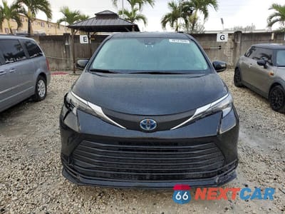 Piąte zdjęcie samochodu w środku: 2025 TOYOTA SIENNA LE 8-PASSENGER VIN:5TDKRKECXSS226706 - miniatura