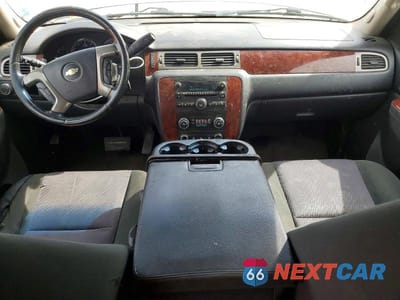 Zdjęcie 8 z 13 samochodu: 2013 CHEVROLET SUBURBAN C1500 LS VIN:1GNSCHE06DR102533 - miniatura