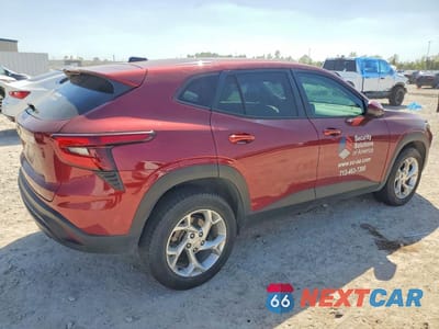 Trzecie zdjęcie samochodu z tyłu: 2024 CHEVROLET TRAX LS VIN:KL77LFE29RC102070 - miniatura