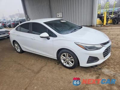 Czwarte zdjęcie samochodu z boku: 2019 CHEVROLET CRUZE LT VIN:1G1BE5SMXK7109592 - miniatura