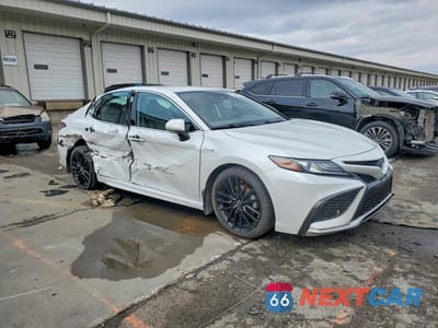 Czwarte zdjęcie samochodu z boku: 2021 TOYOTA CAMRY HYBRID XSE VIN:4T1K31AK7MU568830 - miniatura