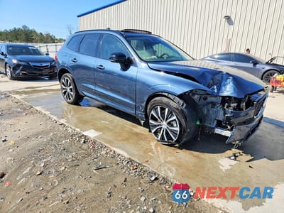 Czwarte zdjęcie samochodu z boku: 2023 VOLVO XC60 ULTIMATE VIN:YV4L12DX1P1311726 - miniatura